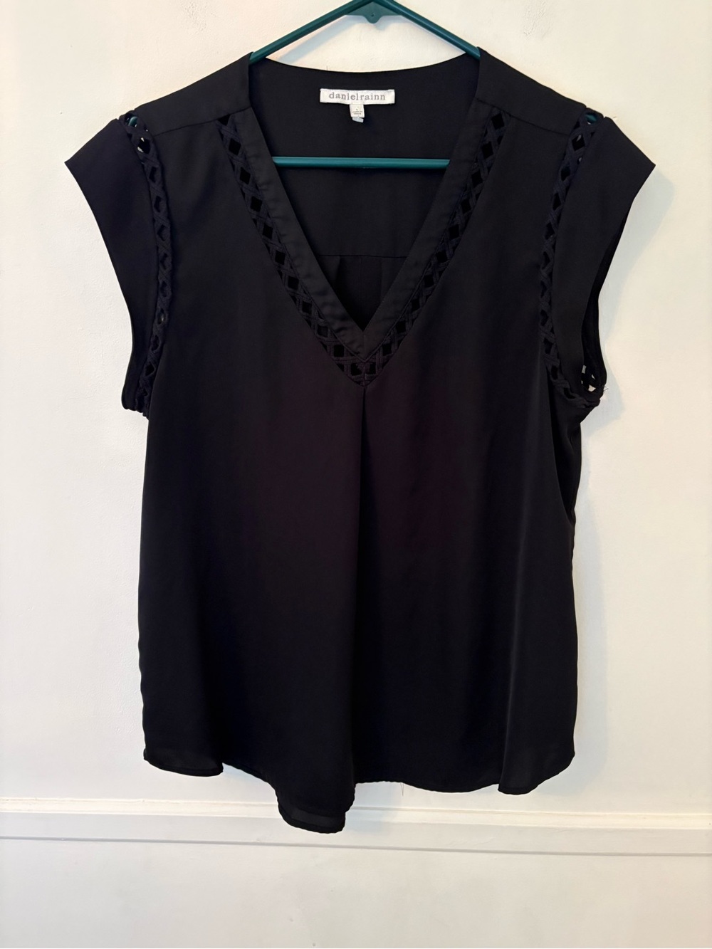 Daniel Rainn Black Sleeveless V-Neck Blouse With Crochet Trim Womens Sz L